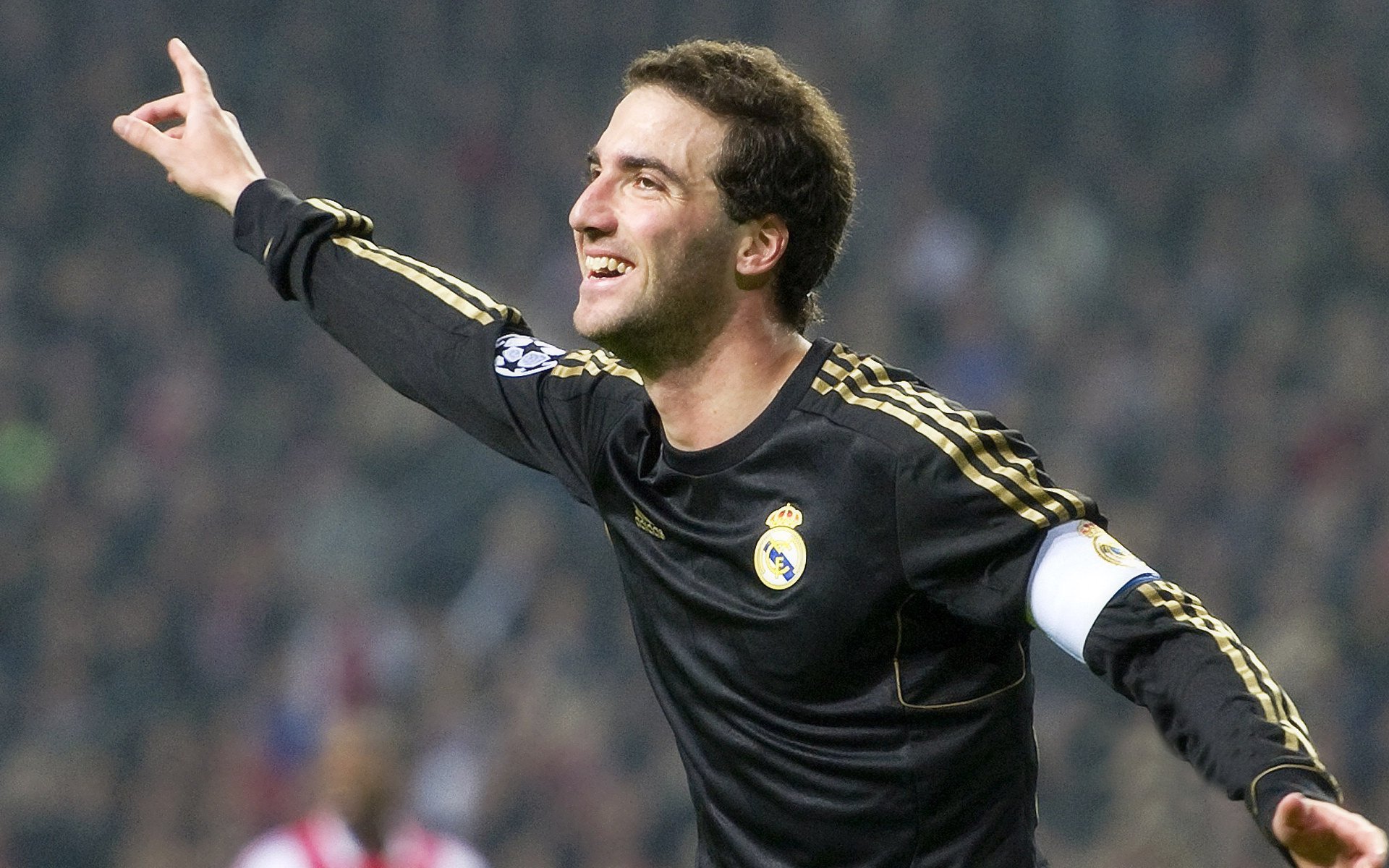 激烈对抗在场上上演，球员们拼尽全力，激烈的对抗英文